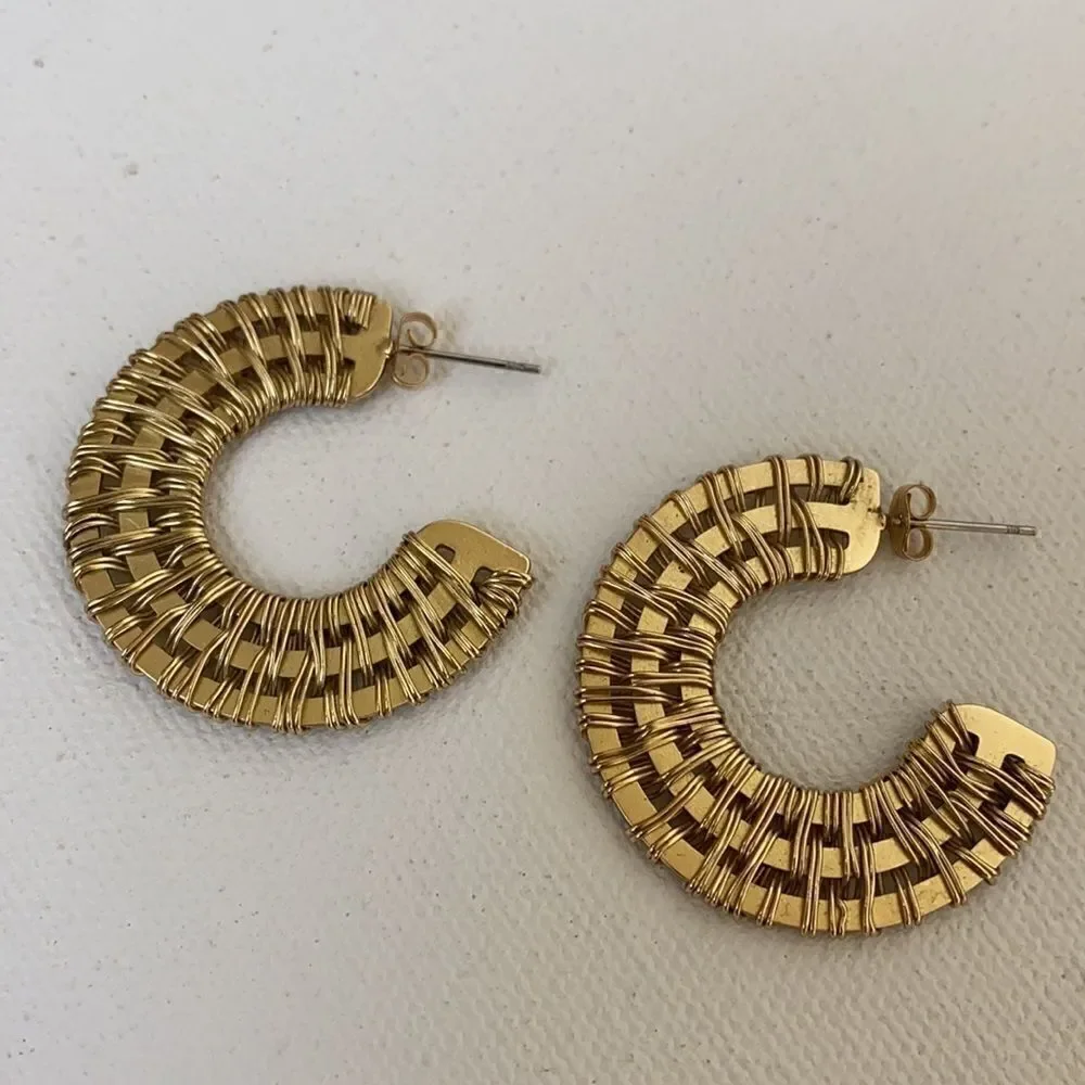 Really Pretty And Lightweight Gold Woven Hoops